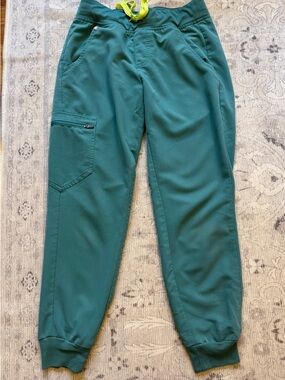 FIGS Women’s Cactus Zamora Petite Jogger Scrub Pants